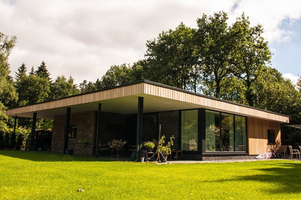 Bouw van luxe bungalow met riant terras en zwembad