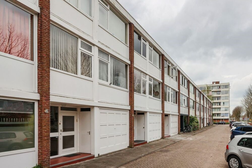 Splitsing en renovatie van drie-laagse woning in Amsterdam