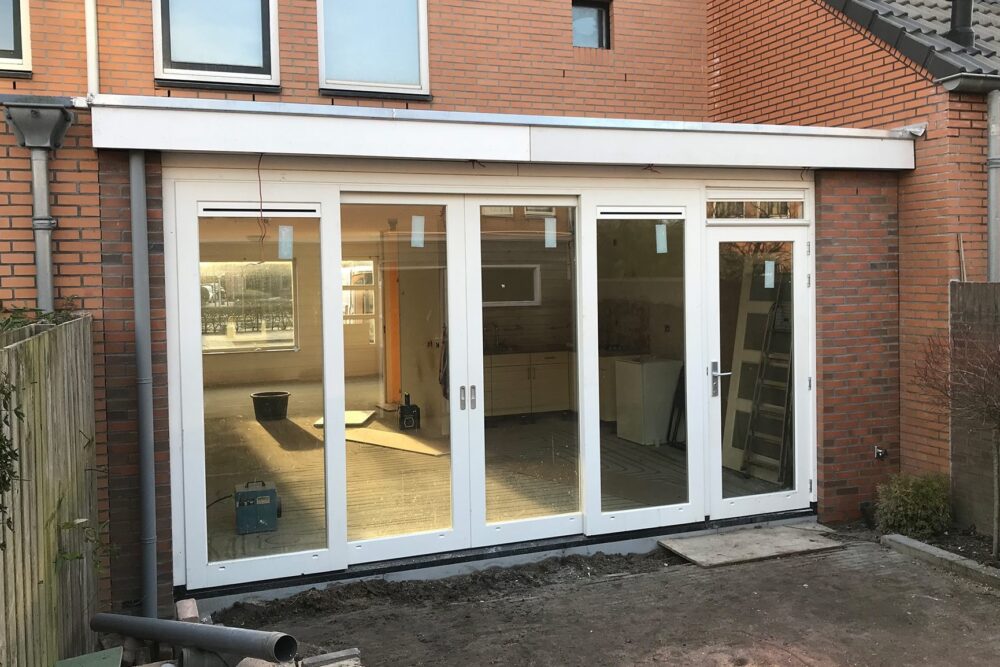 Uitbouw voor ruime leefruimte met moderne schuifpui